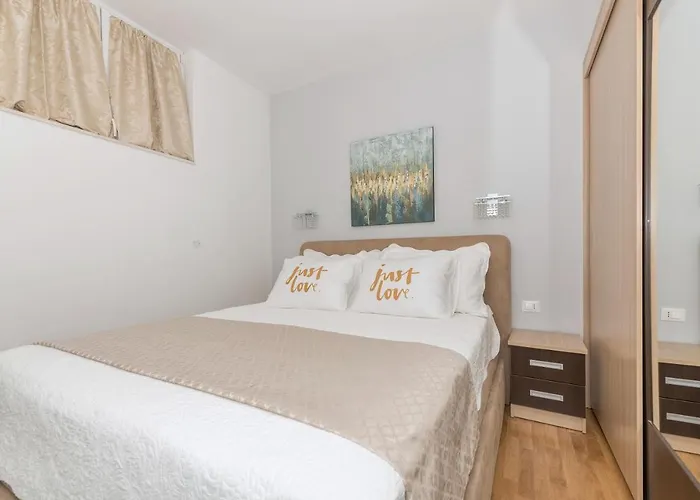 Long Apartment Makarska